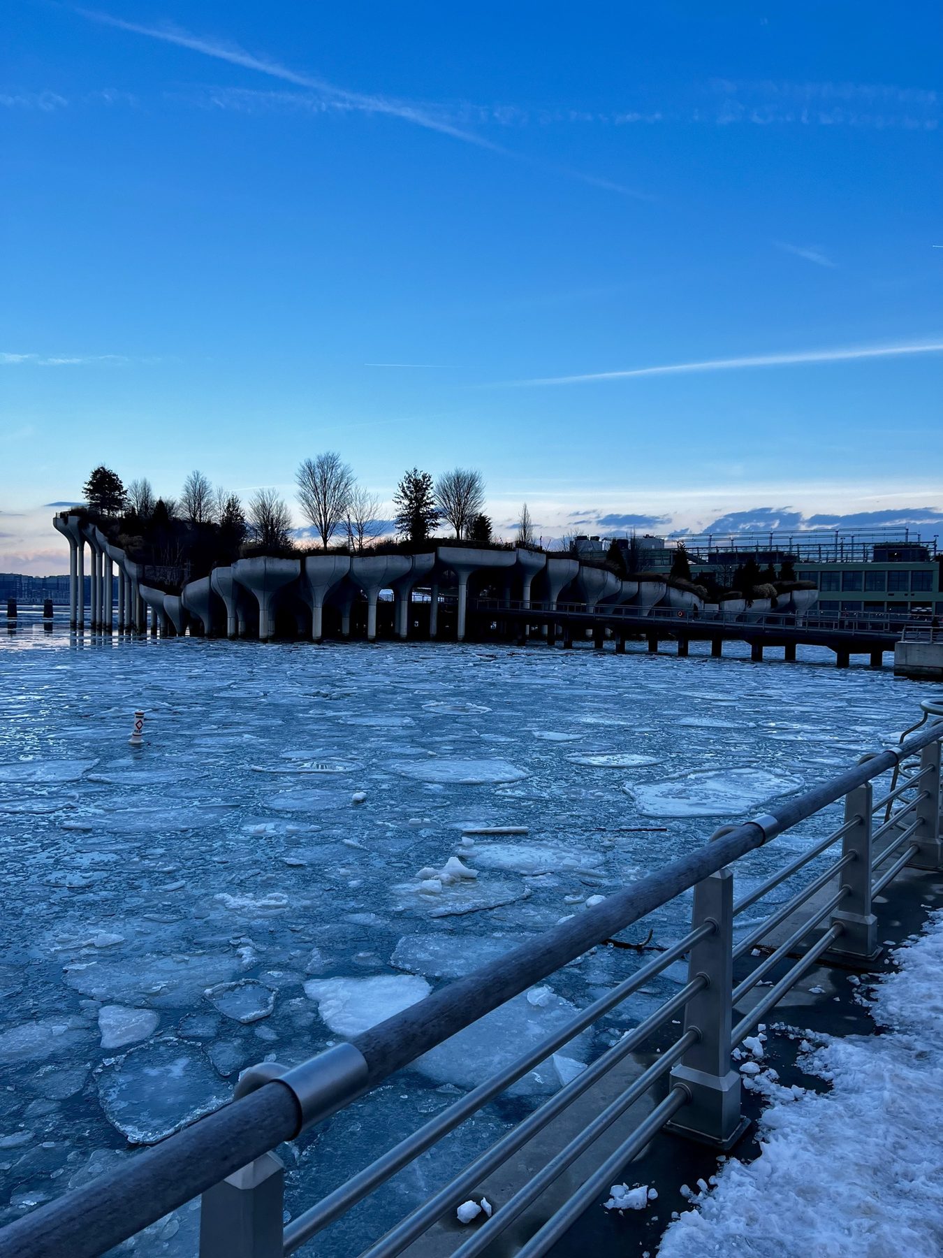 Hudson gelé avec des blocs de glace à New York en hiver