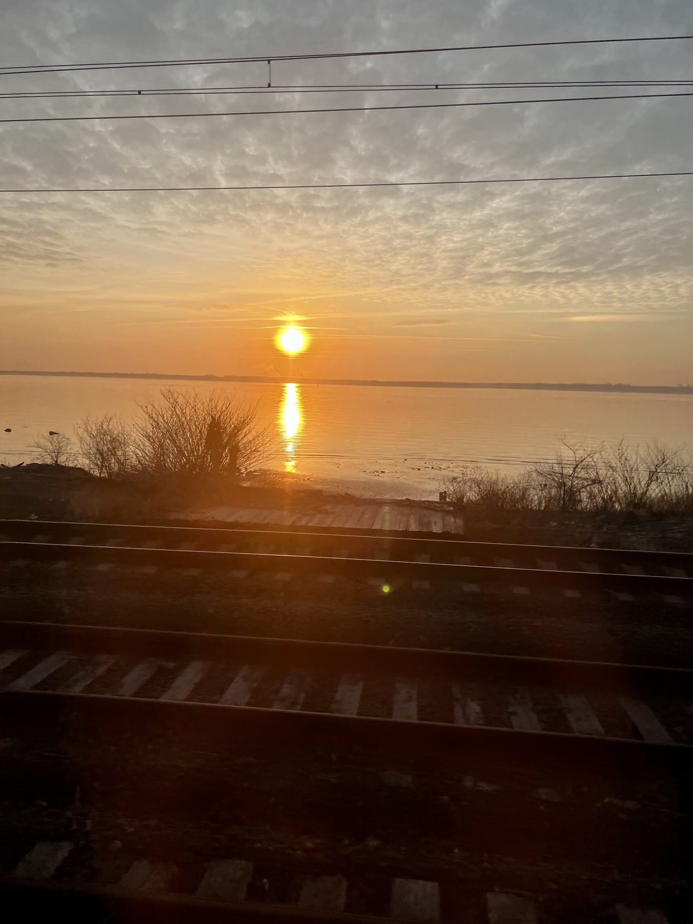 Soleil sur une rive urbaine américaine