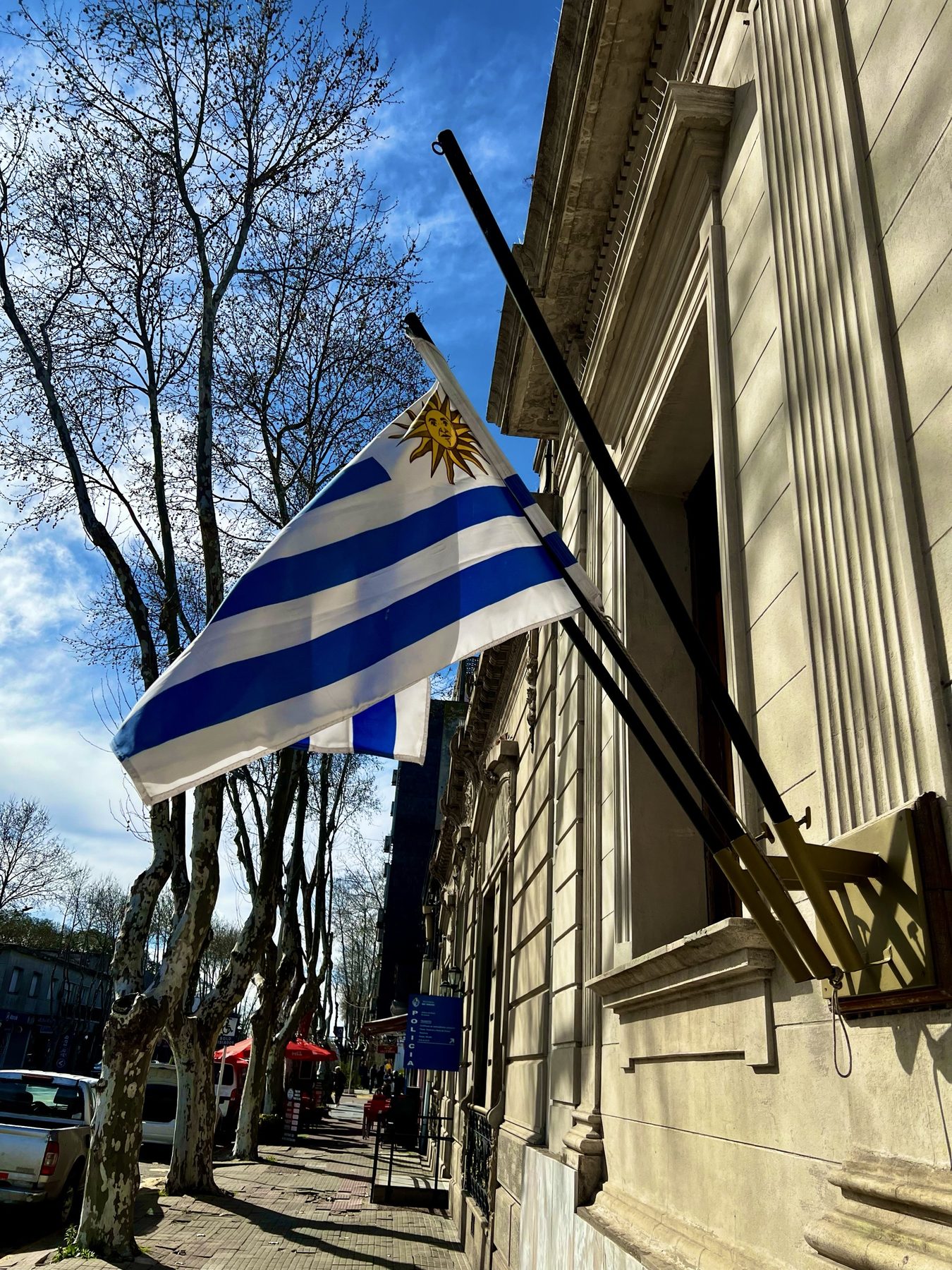 Drapeau en ville pour évoquer le passage de l’envie à une destination concrète