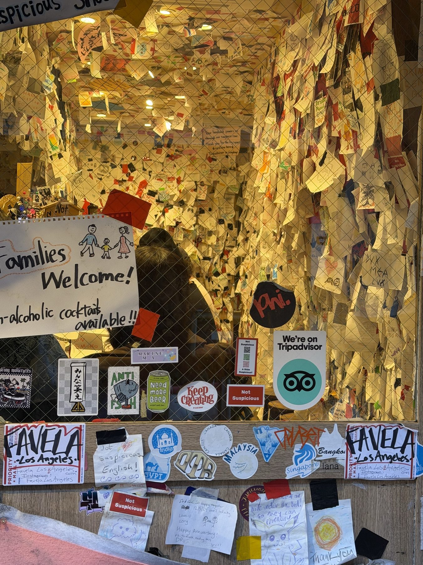 Mur de notes au Japon, symbole d’un voyage qui garde une trace