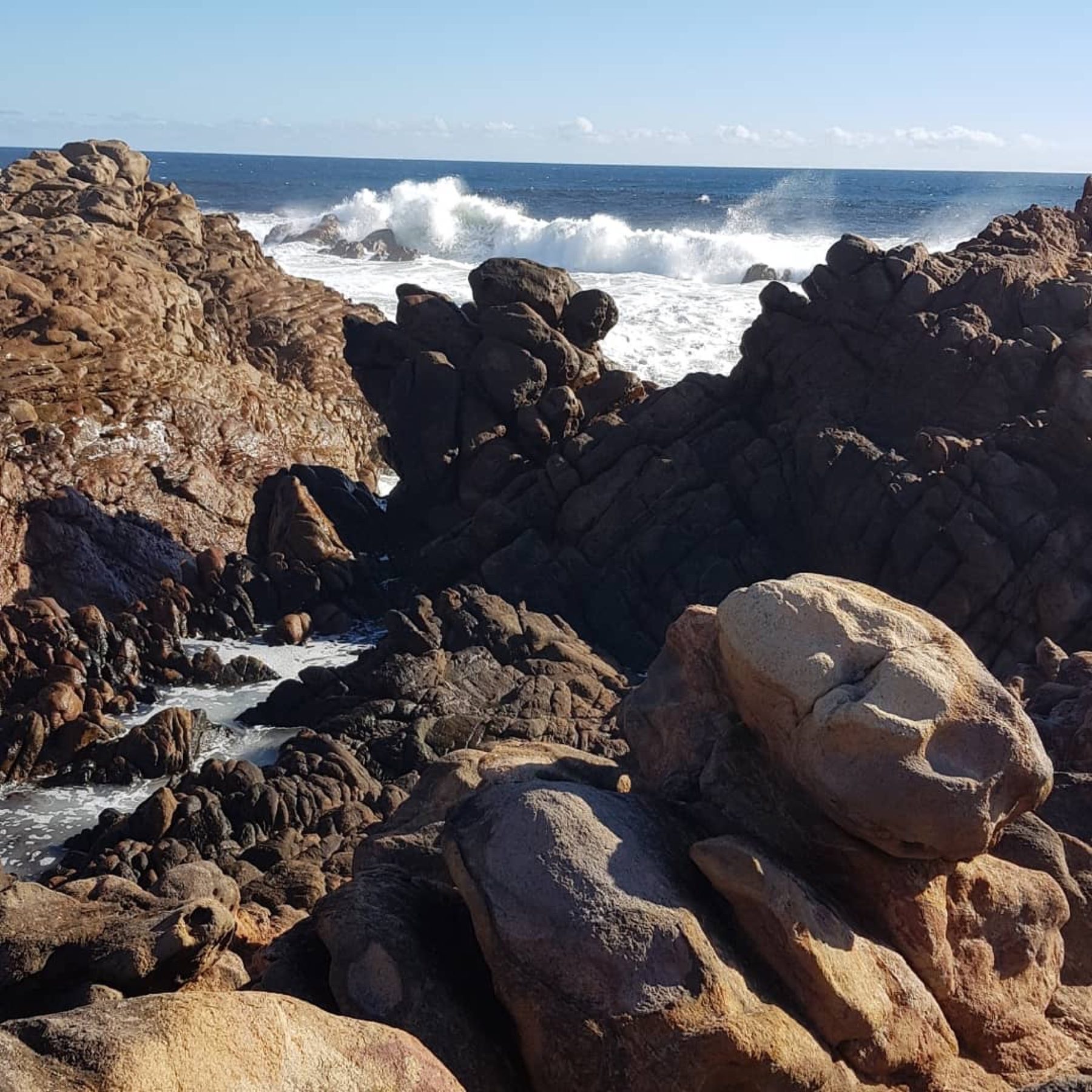 Rochers et vagues dans une lumière douce
