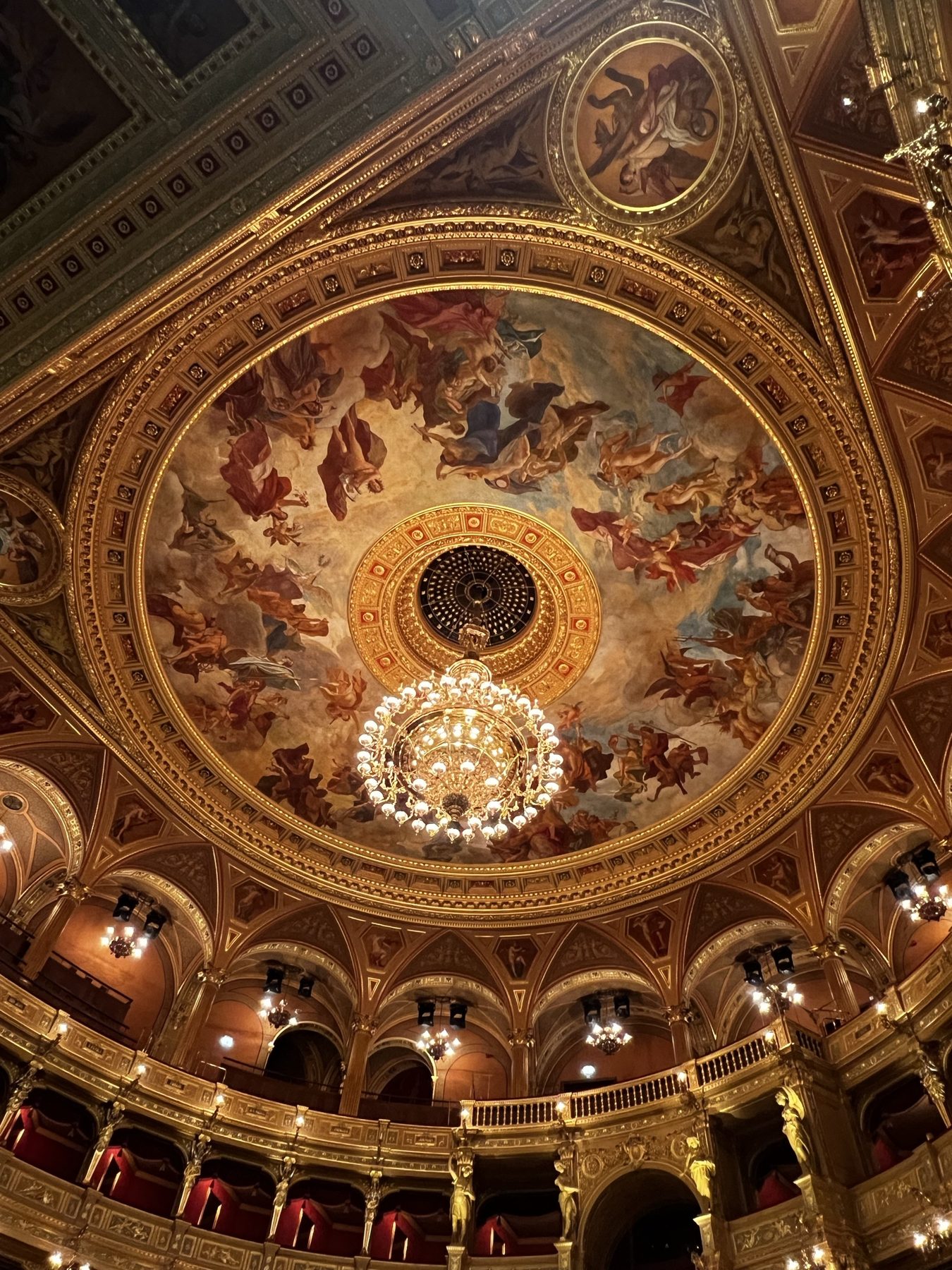 Plafond de théâtre ornemental dans une ambiance premium