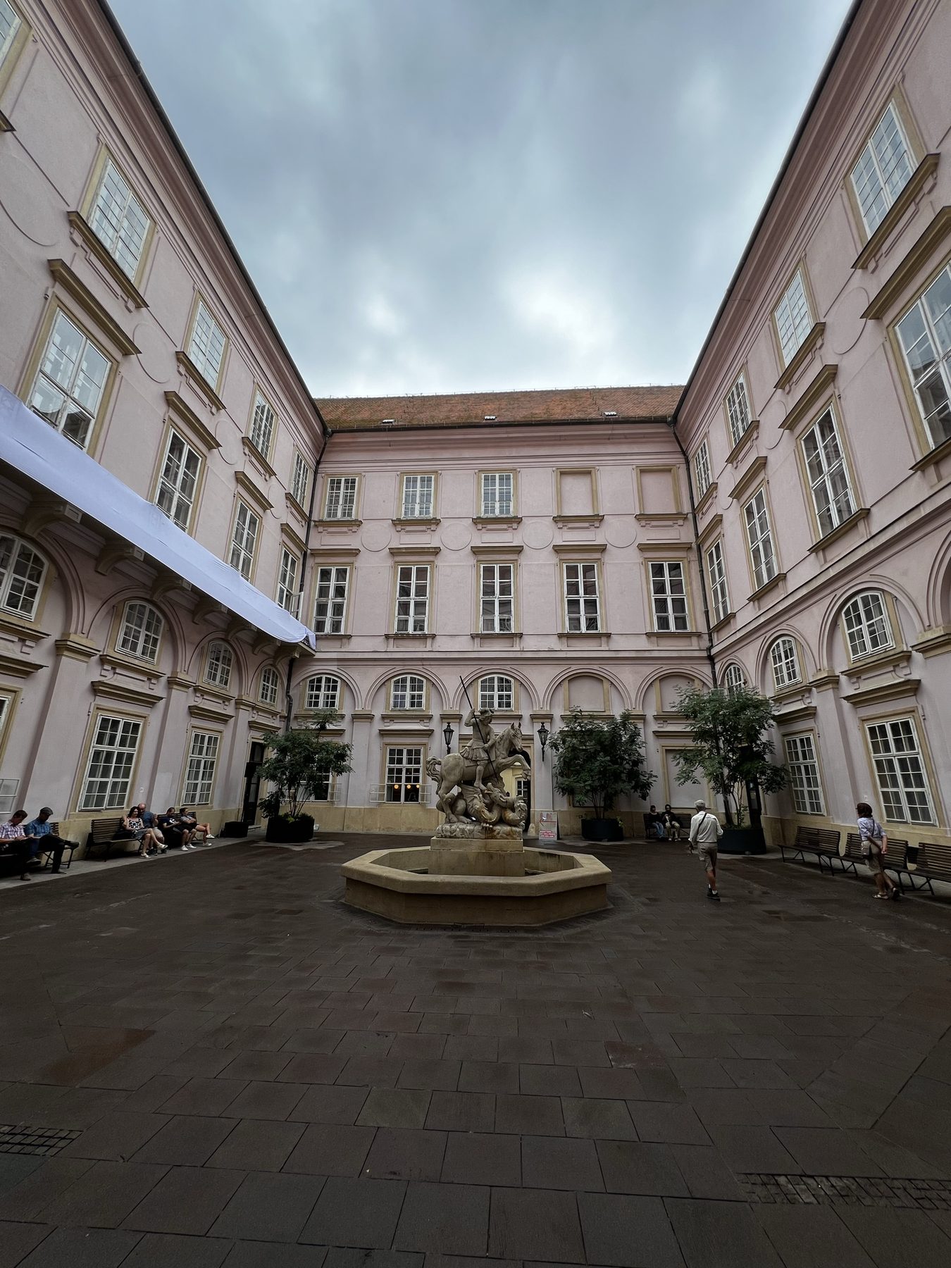 Cour européenne lumineuse évoquant la préparation d’un voyage sur mesure