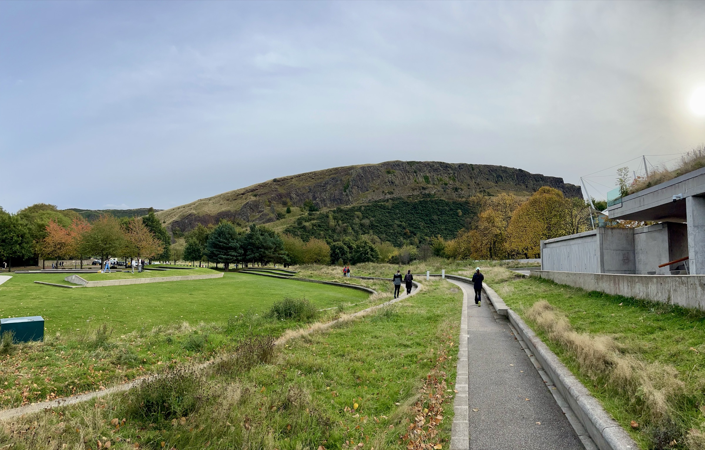 Chemin sur une colline écossaise sous une lumière douce
