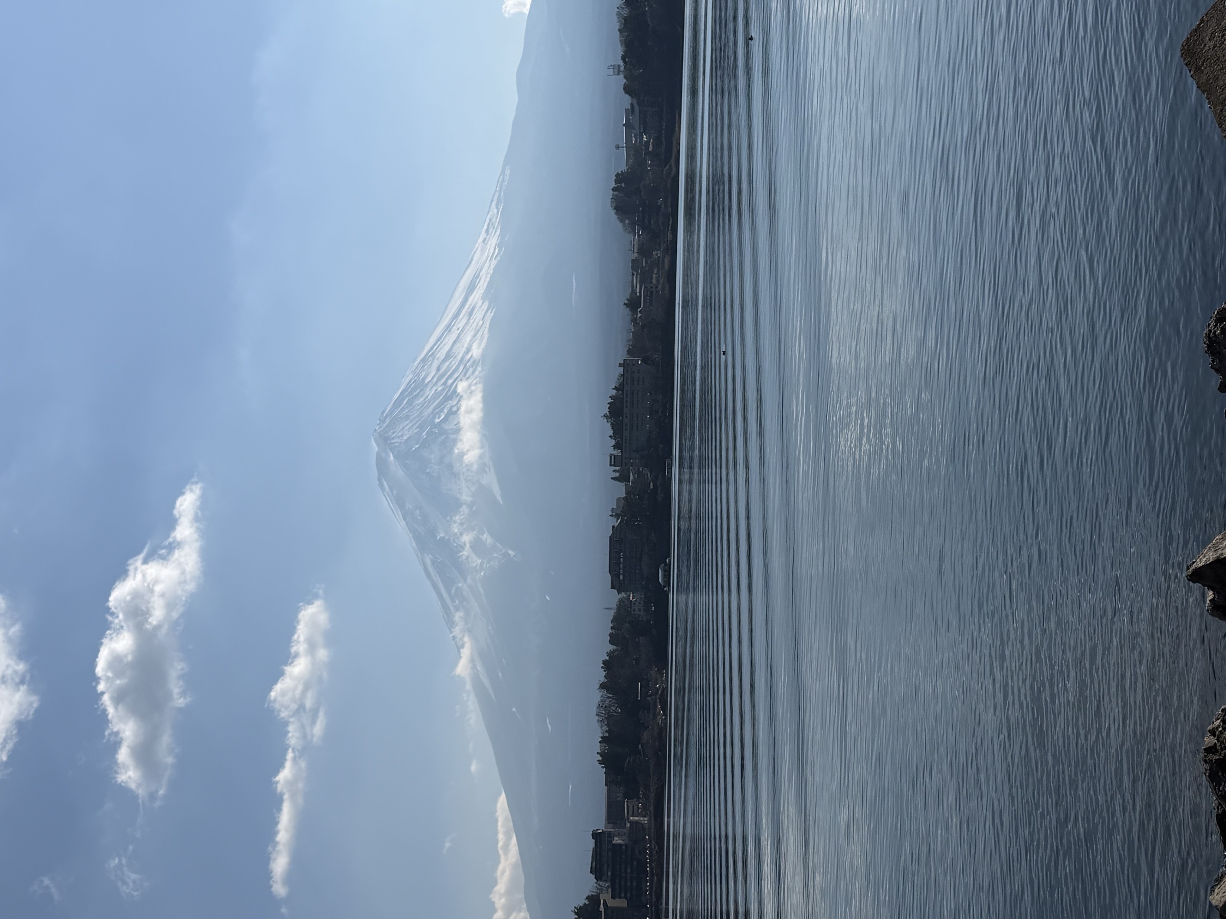 Mont Fuji au-dessus d’un lac calme