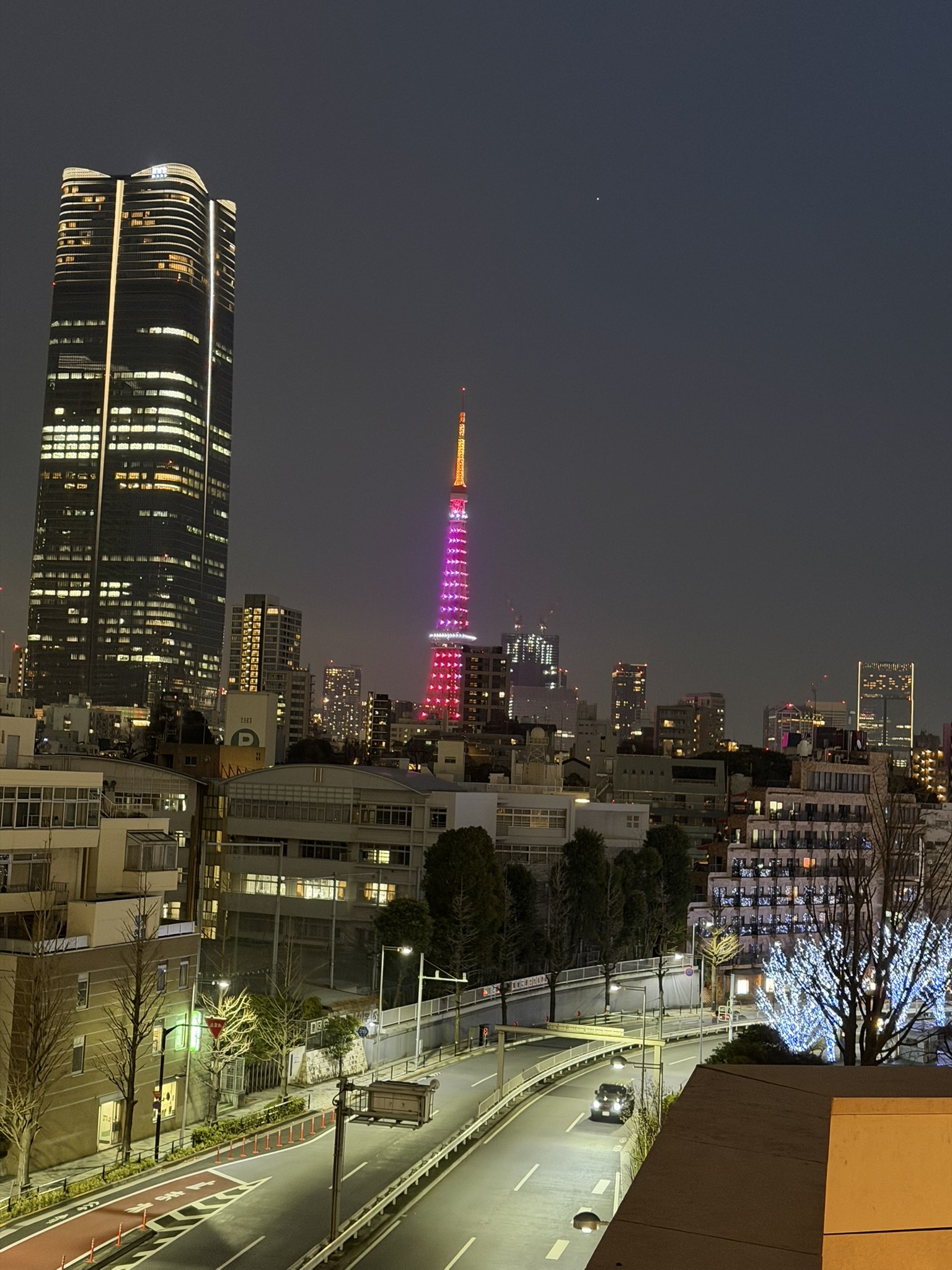 Tokyo Tower illuminée dans la nuit, vue depuis Roppongi