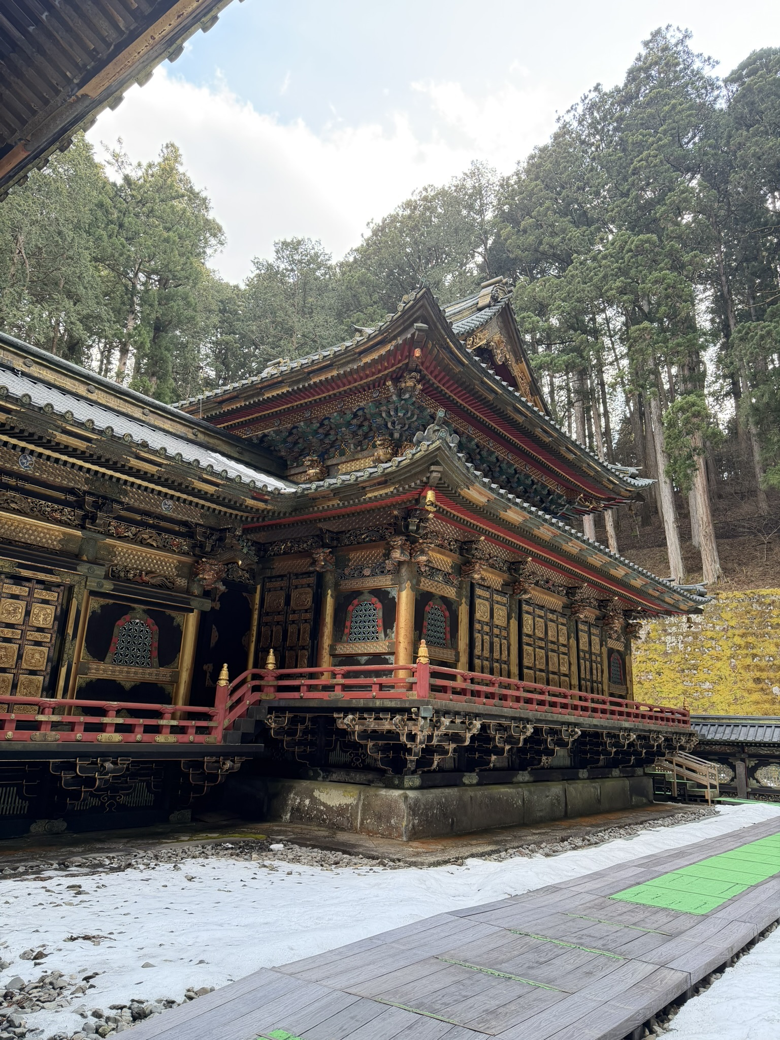 Temple richement décoré dans la forêt de Nikko