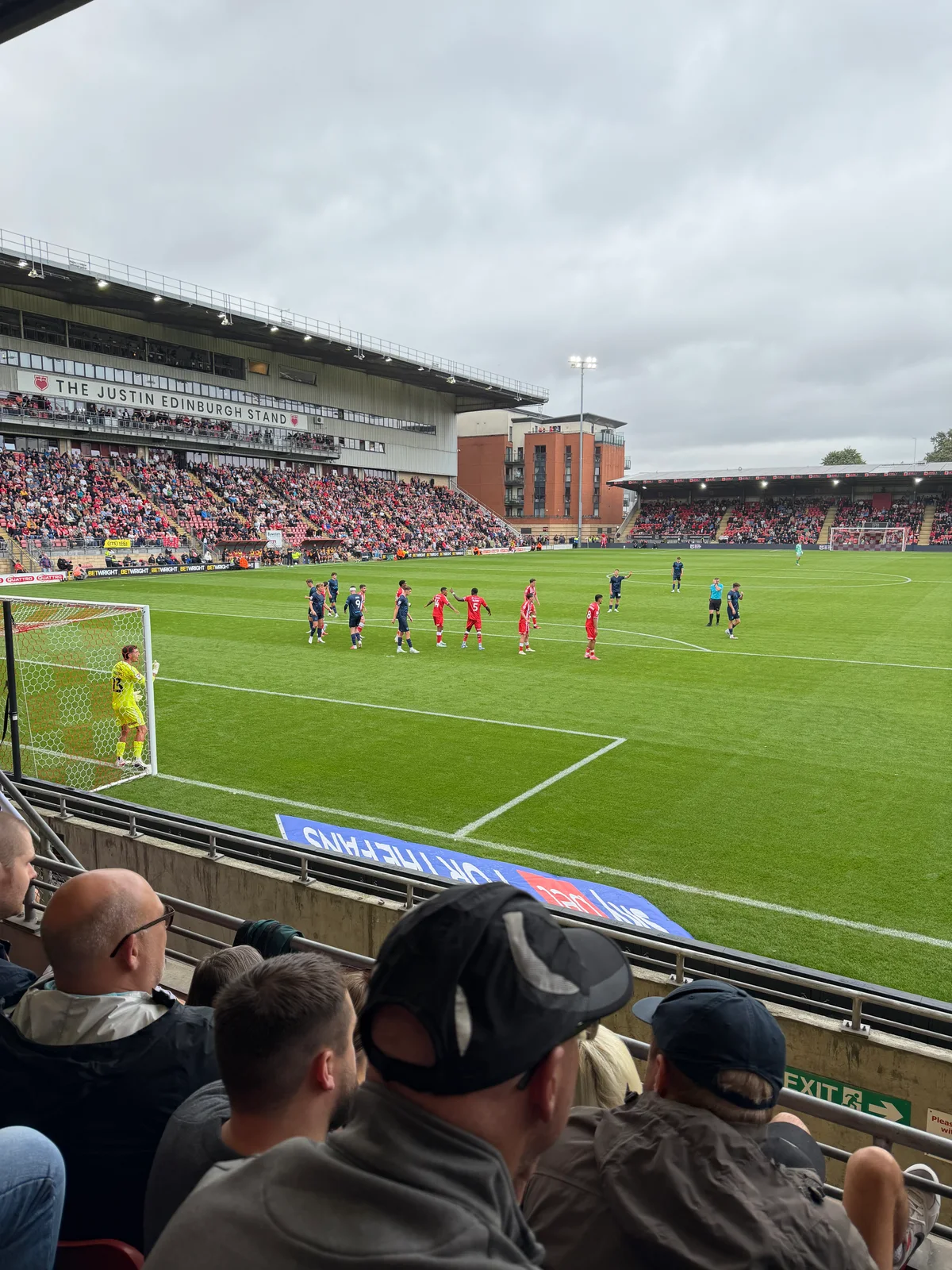 Le terrain et les tribunes de Leyton Orient pendant le match, photographiés depuis les gradins