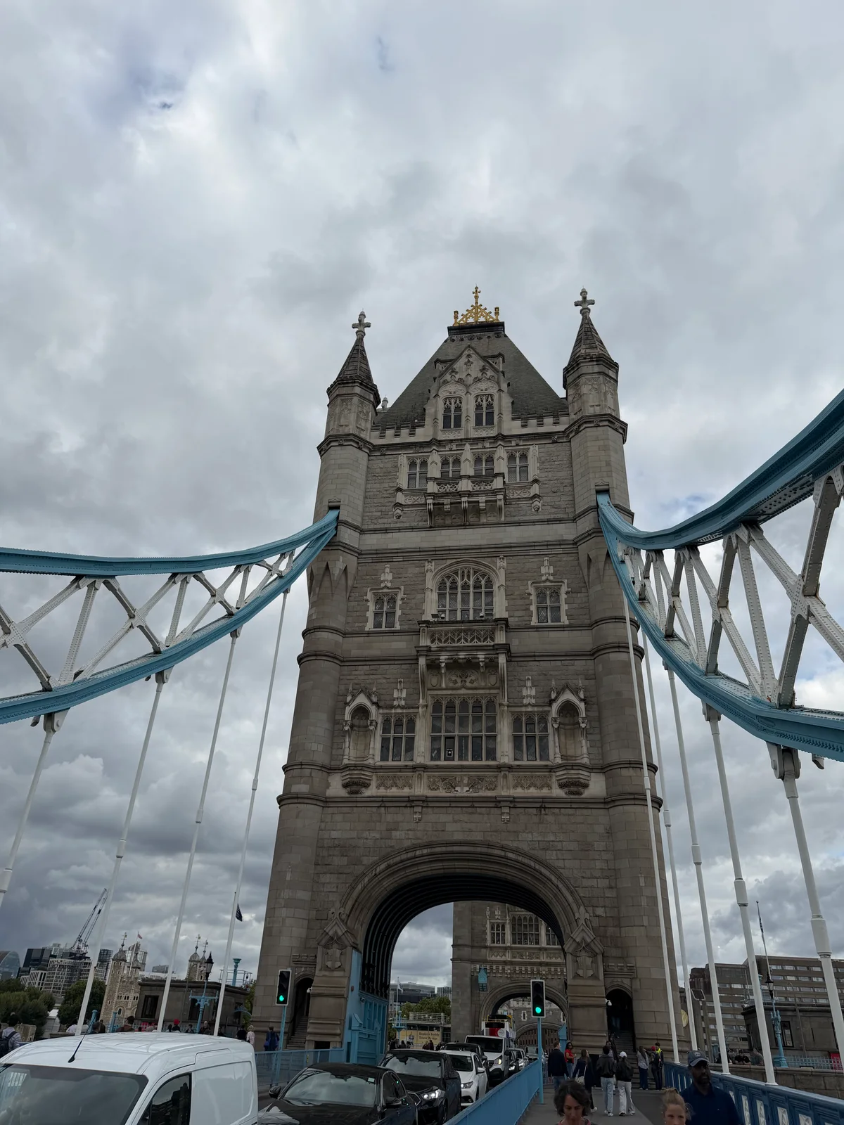 Une tour de Tower Bridge et ses suspensions bleues, vues depuis le pont