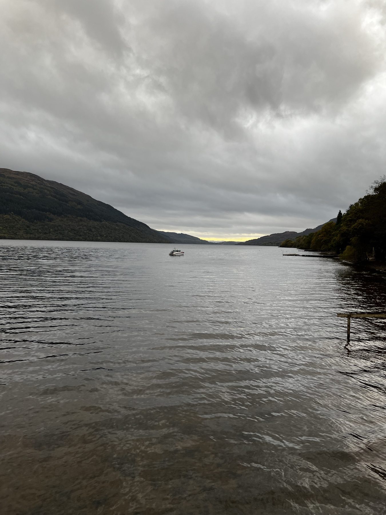 Loch écossais calme entre montagnes et lumière douce