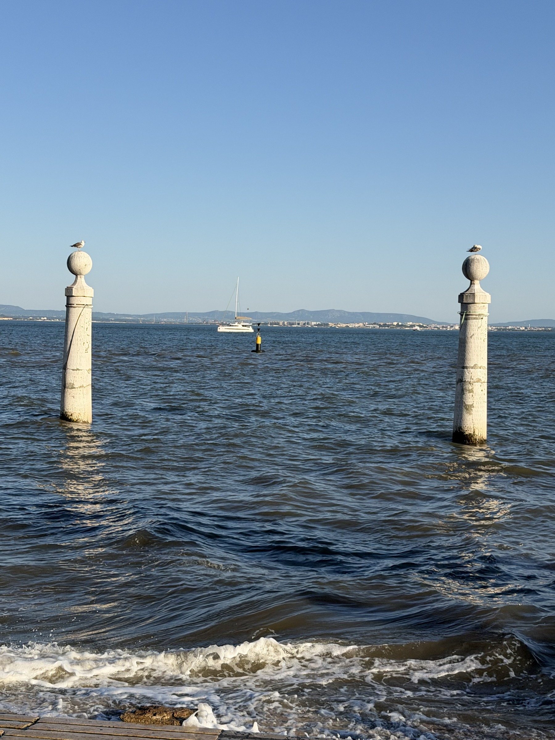 Colonnes sur la rive du Tage à Lisbonne, dans une lumière douce