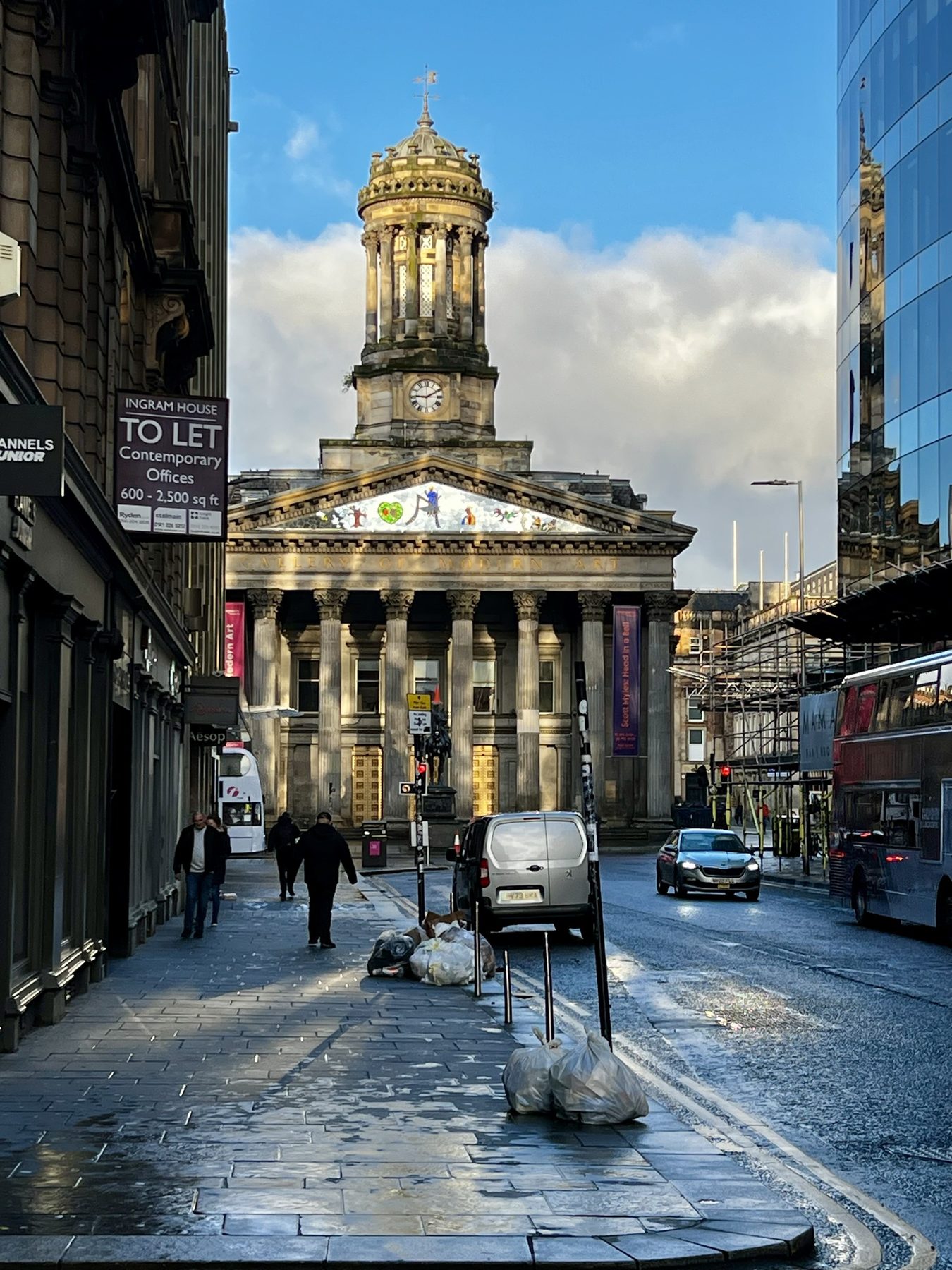 Rue calme sous la pluie à Glasgow