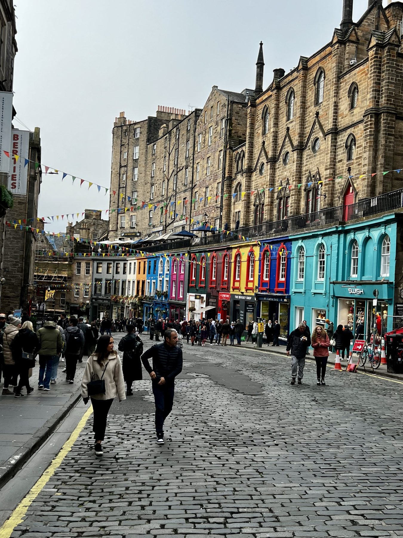 Rue colorée et animée à Édimbourg