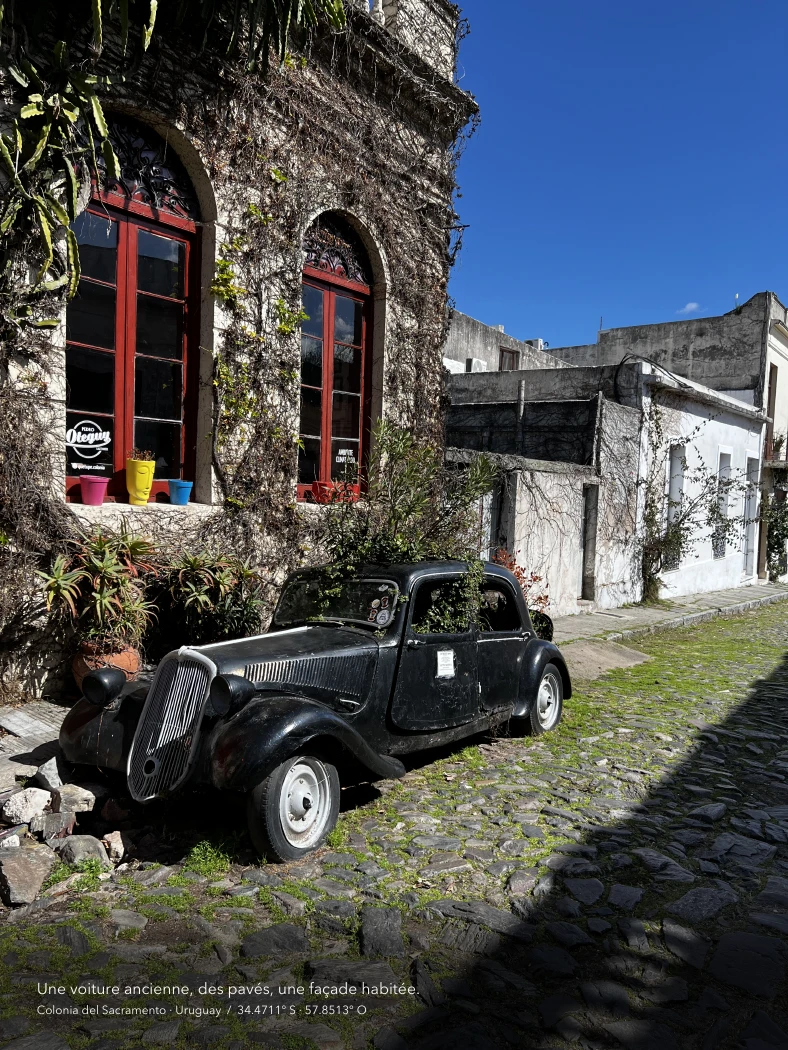 Une voiture ancienne devant une façade de pierre et des pavés à Colonia del Sacramento, en Uruguay