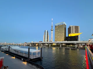 Rive de la Sumida à Tokyo au début de la soirée, avec la Tokyo Skytree