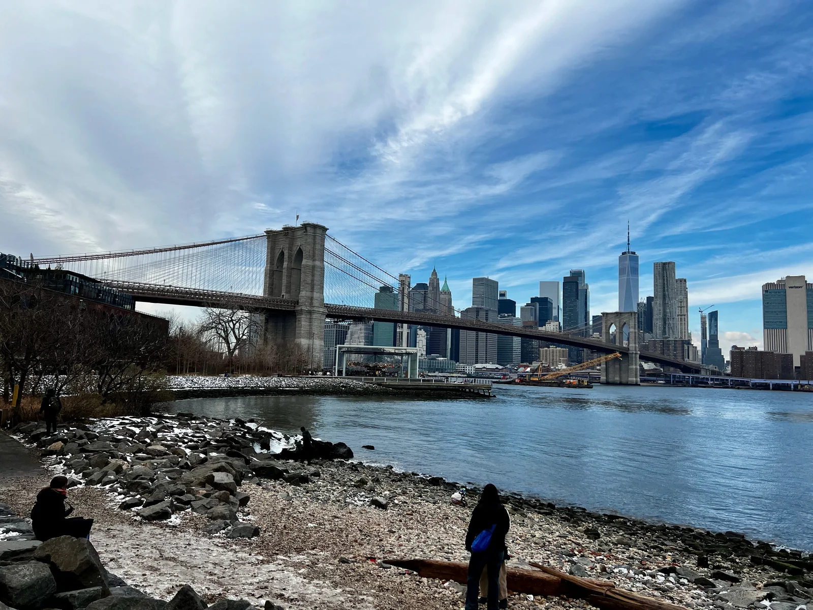 Brooklyn Bridge au-dessus de l’East River, les immeubles de Manhattan derrière le pont.