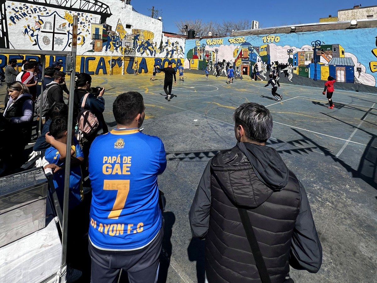 Match de football de rue entouré de spectateurs à La Boca