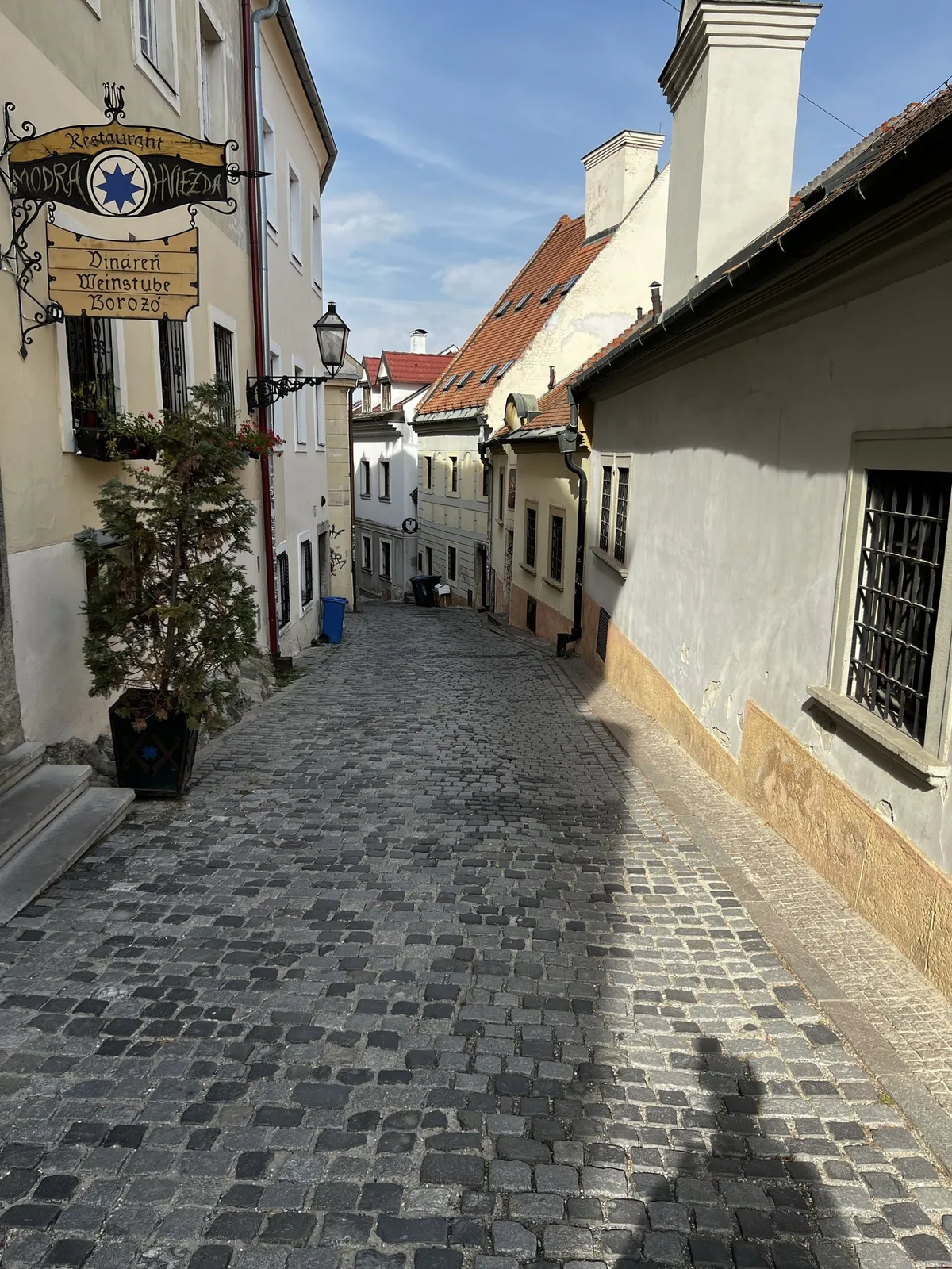 Ruelle pavée de Bratislava bordée de maisons claires