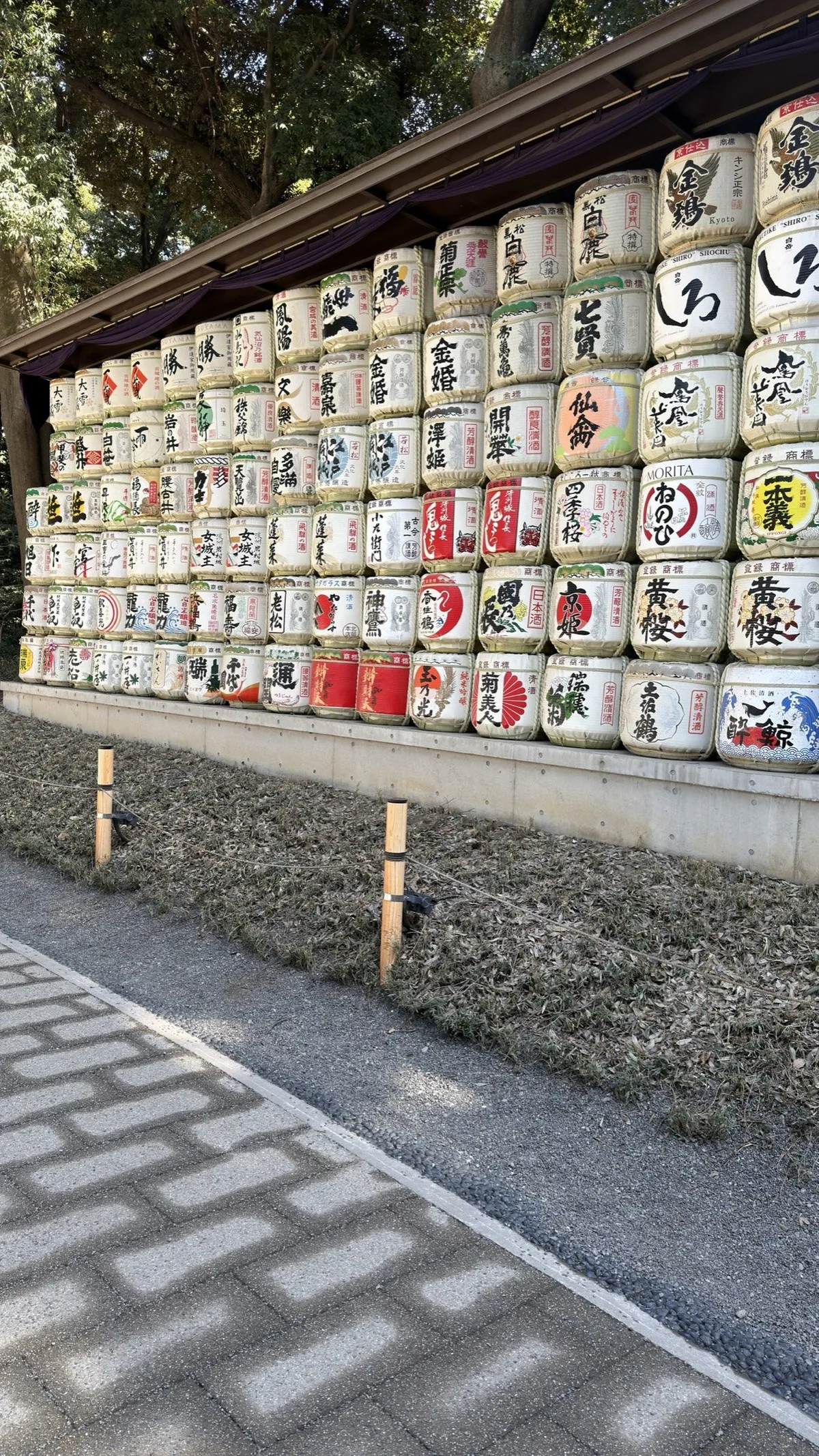 Barils de saké décorés de caractères japonais dans un sanctuaire