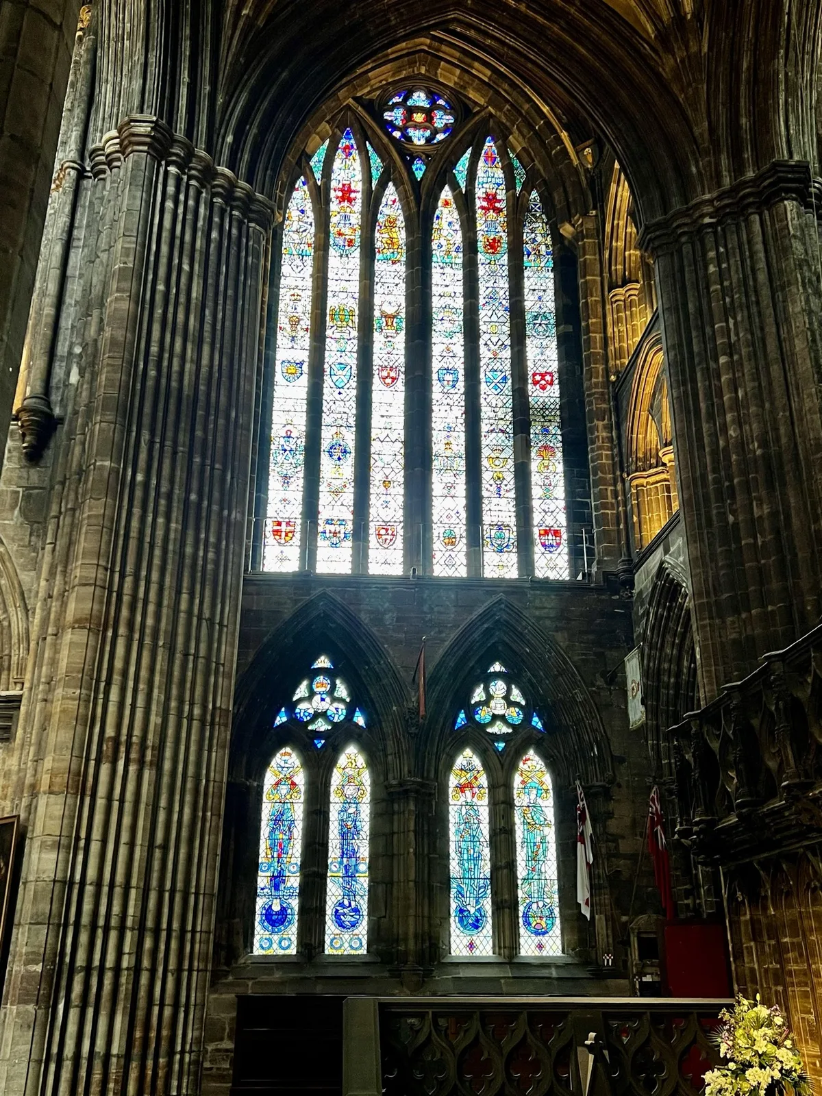 Un grand vitrail éclaire l’intérieur d’une cathédrale écossaise