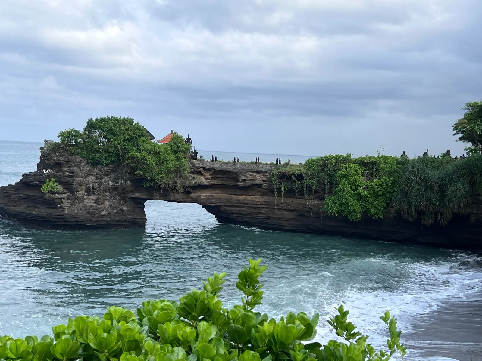 Une arche rocheuse au bord de l’océan