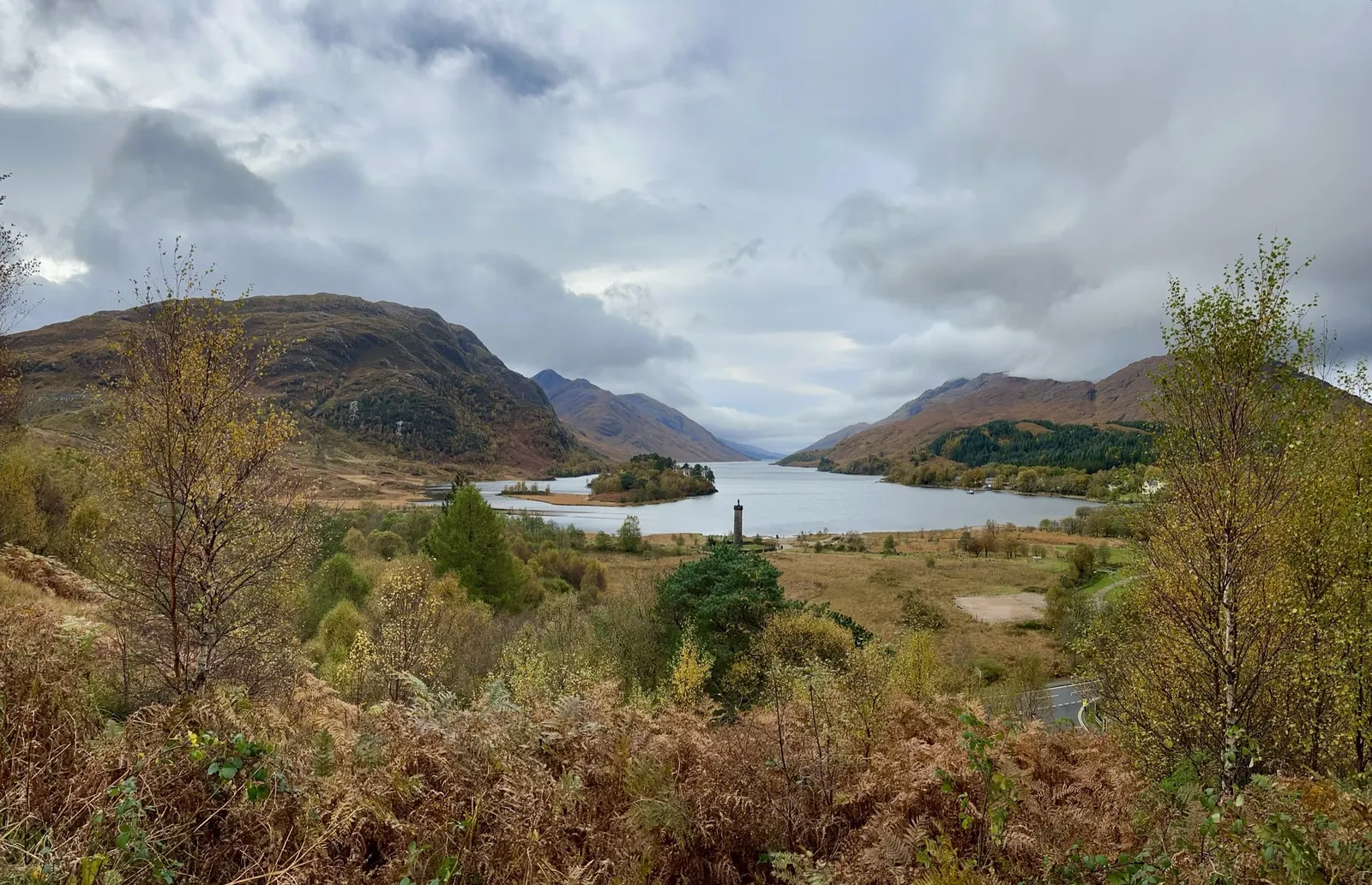 Un loch entre les montagnes écossaises